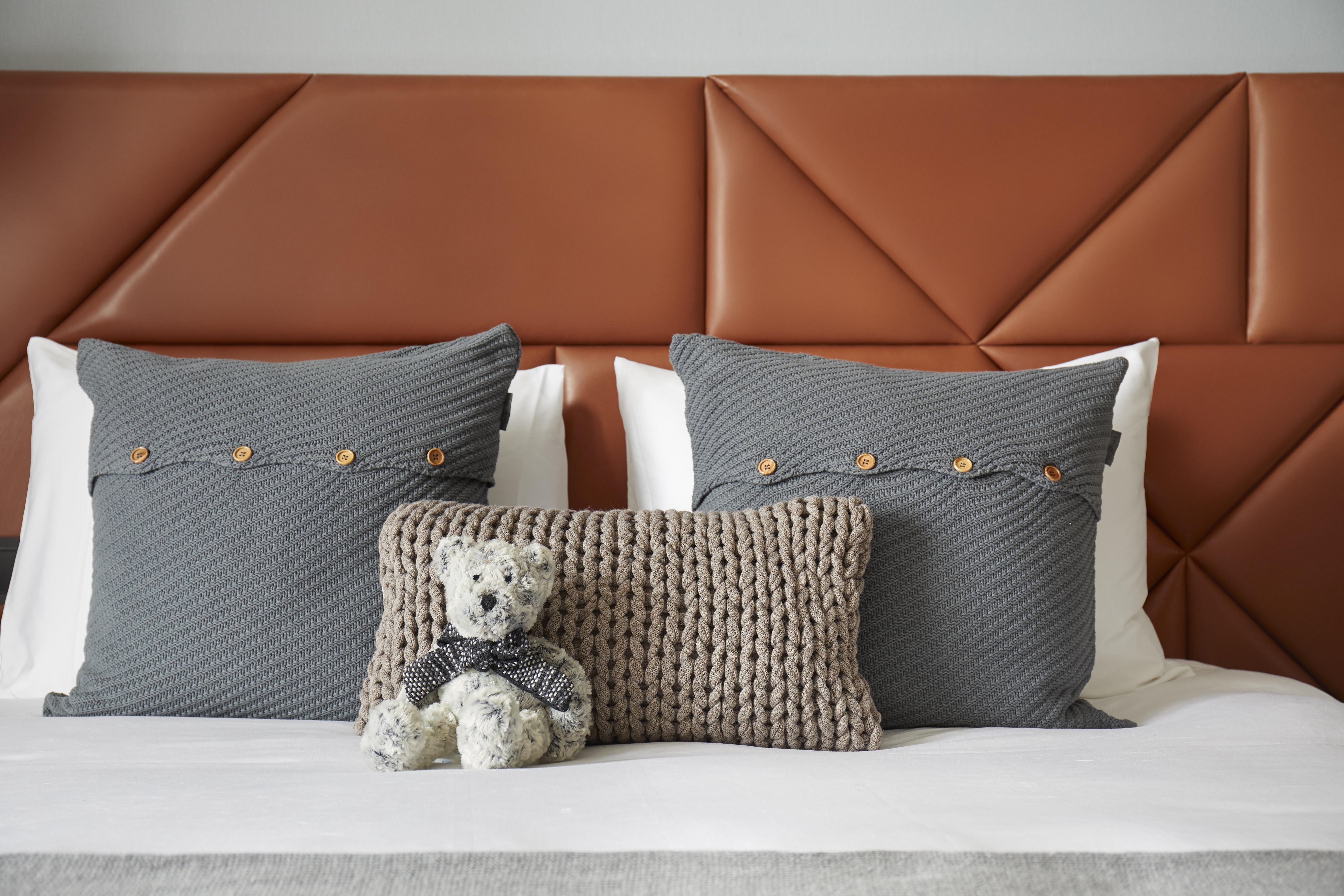 Kimpton Vividora Hotel By Ihg Барселона Екстериор снимка A bed with cushions