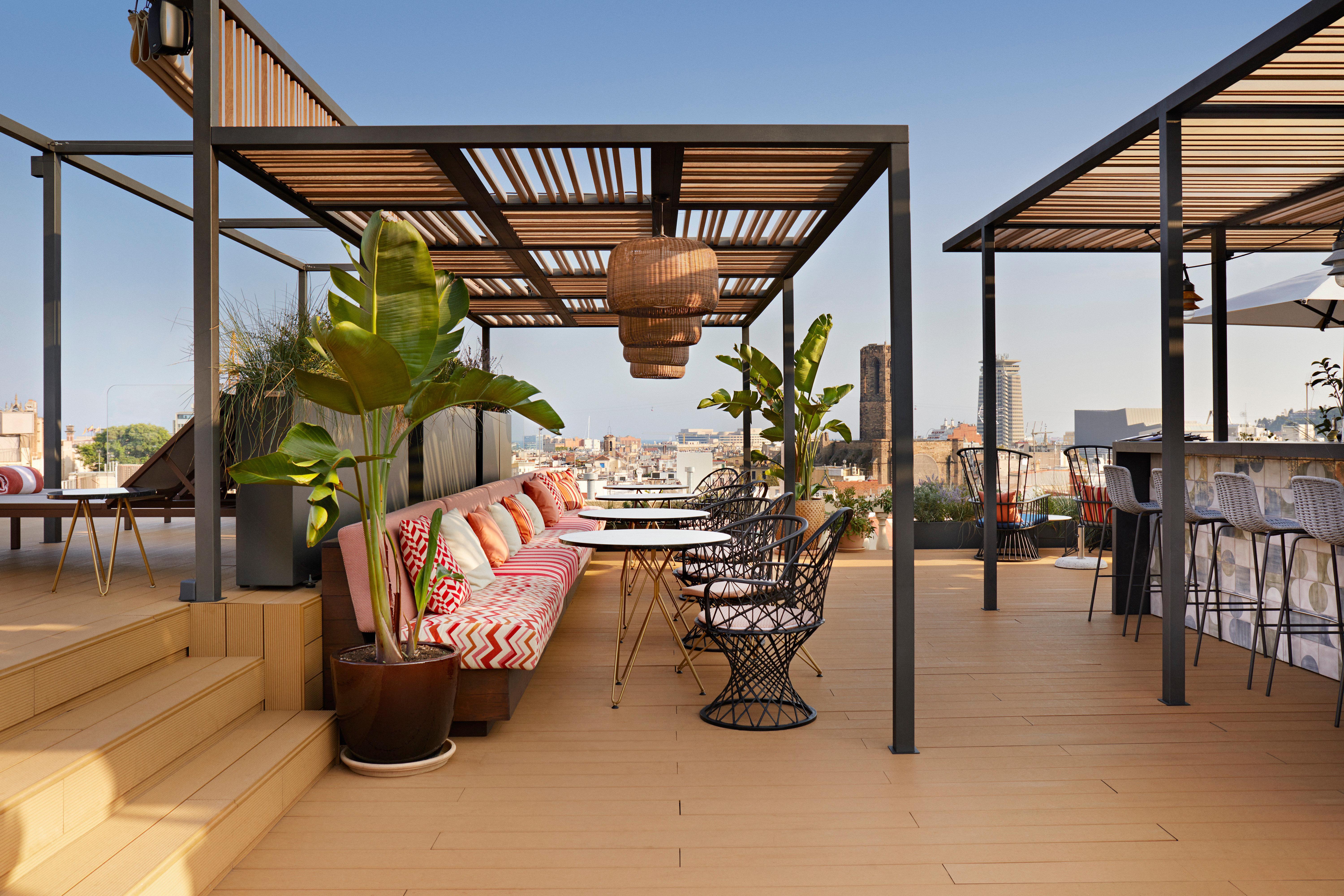 Kimpton Vividora Hotel By Ihg Барселона Екстериор снимка The rooftop bar at the Hotel Sir Adam