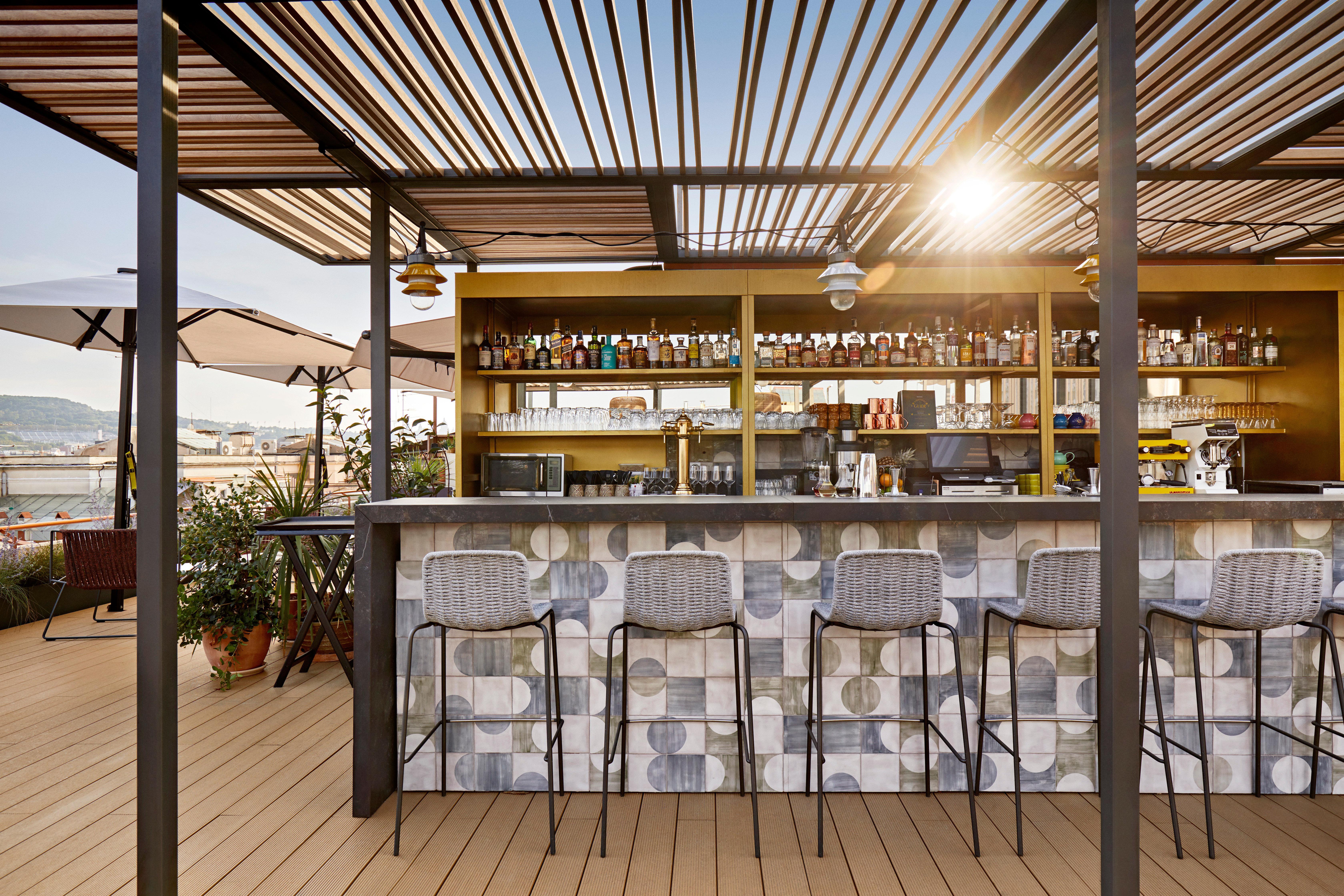 Kimpton Vividora Hotel By Ihg Барселона Екстериор снимка The rooftop bar at the hotel